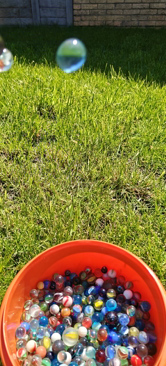 Een bak vol met knikkers.