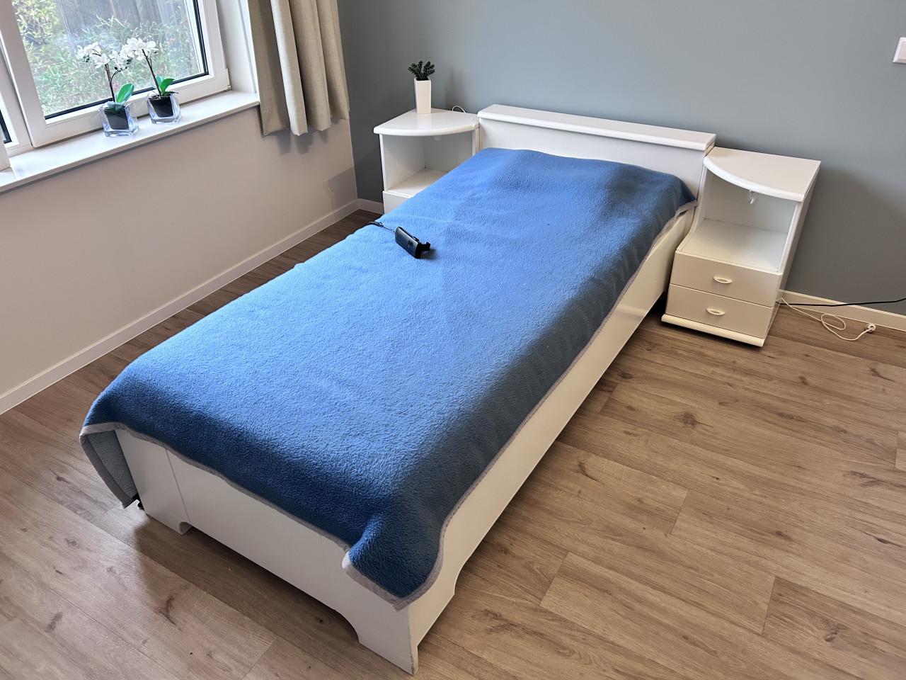 Eenpersoonsbed met verstelbare lattenbodem.