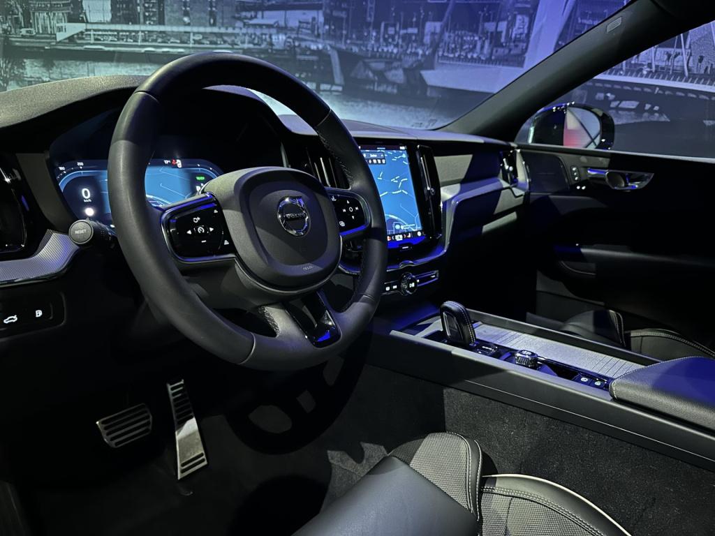 Volvo XC60 2.0 t6 plug-in hybrid awd inscription *pano*hud*memory*