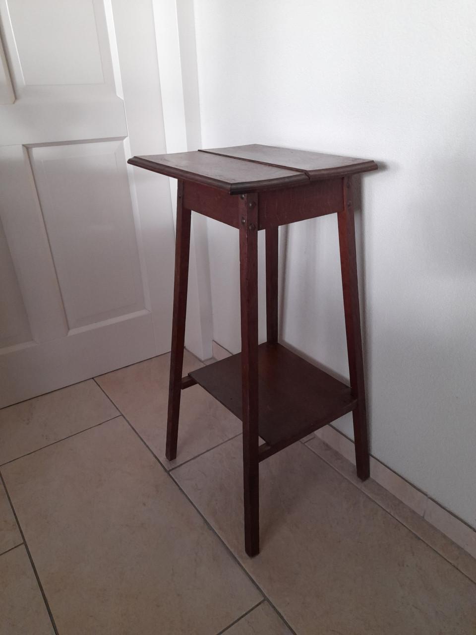 Planten tafel 35 x 29 x 76H (in goede staat )