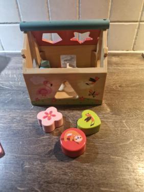 Houten huisje om puzzelstukjes in te doen