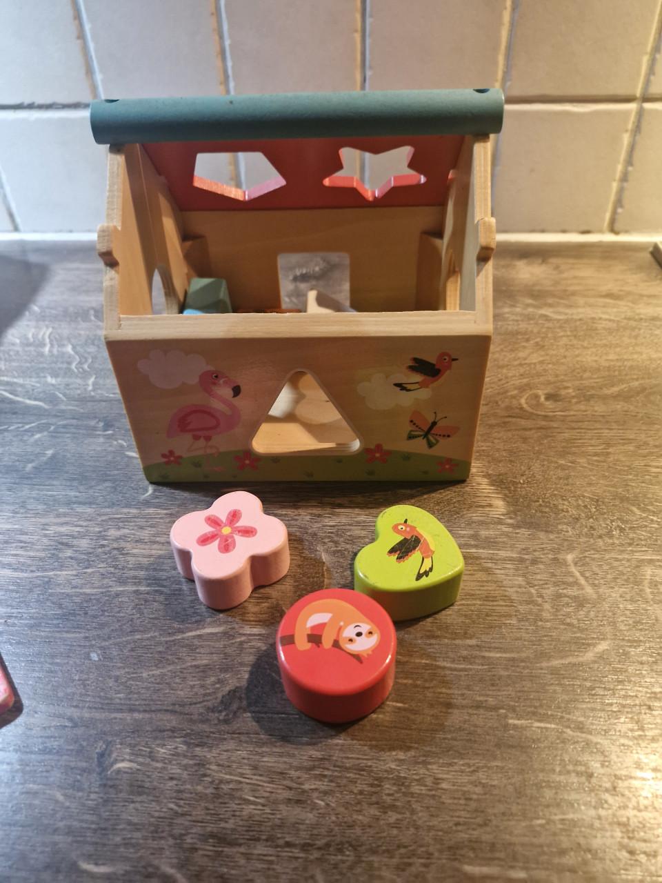Houten huisje om puzzelstukjes in te doen