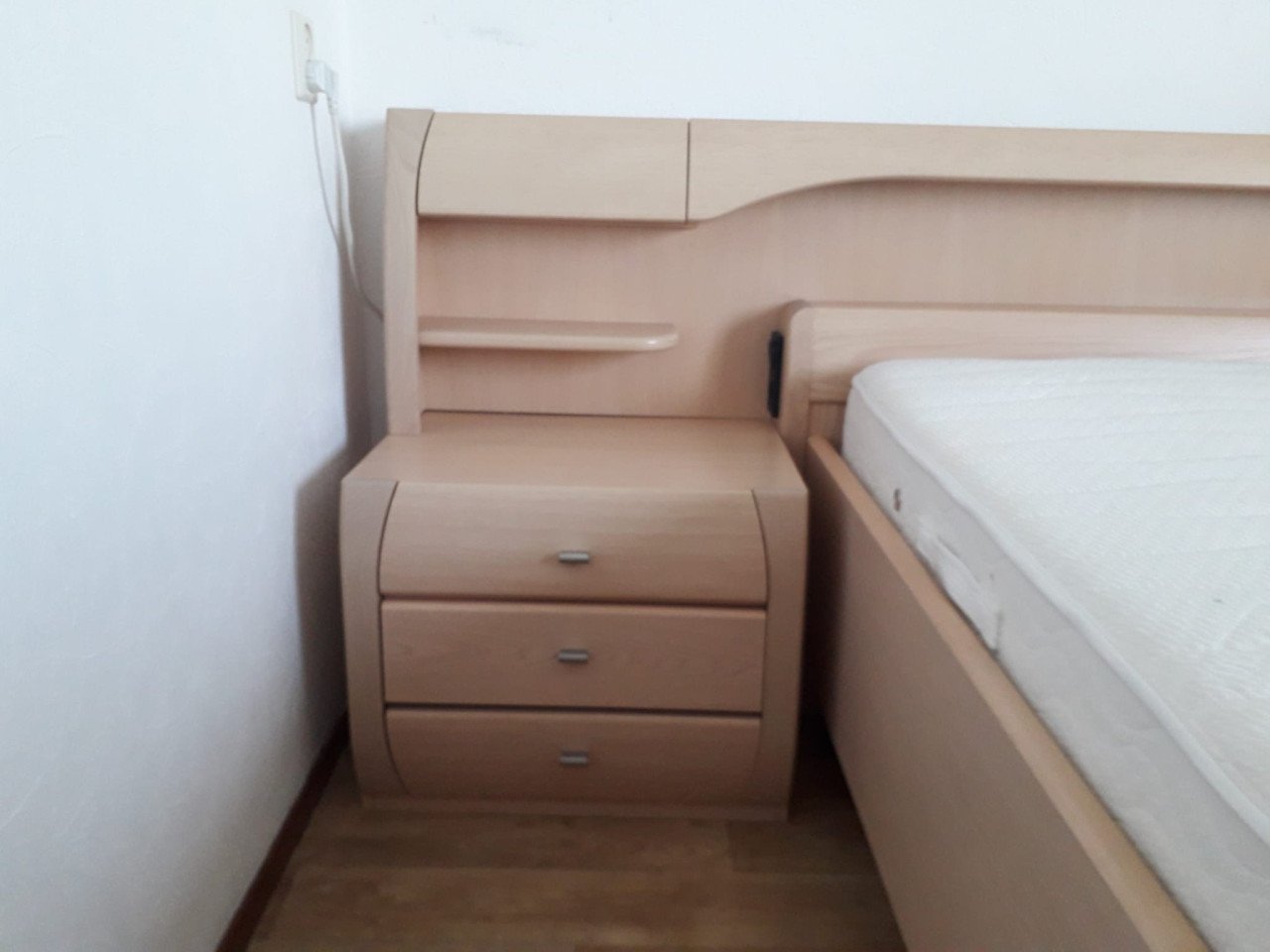 Mooi 2 persoons bed met ombouw