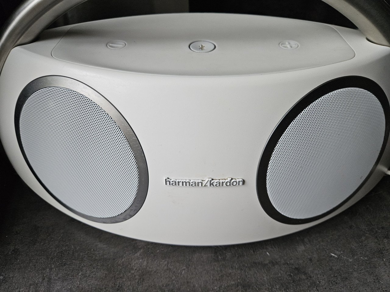 Zgan prachtige witte harman kardon go en play bluetooth speaker...