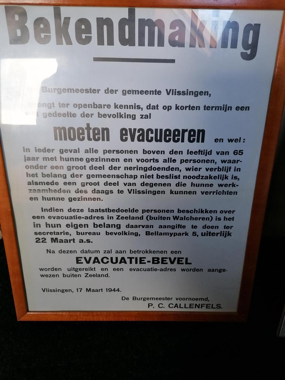 Reproposter in houten lijst 54 x 43 Evacuatie Vlissingen 1944