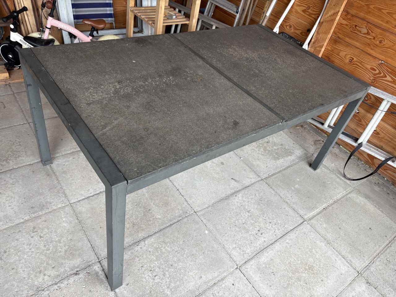Tuintafel met stenen bladen