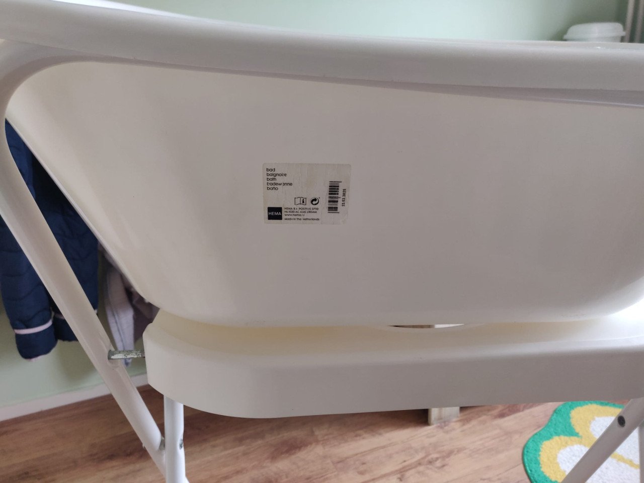 Fijn babybadje met standaard (HEMA)