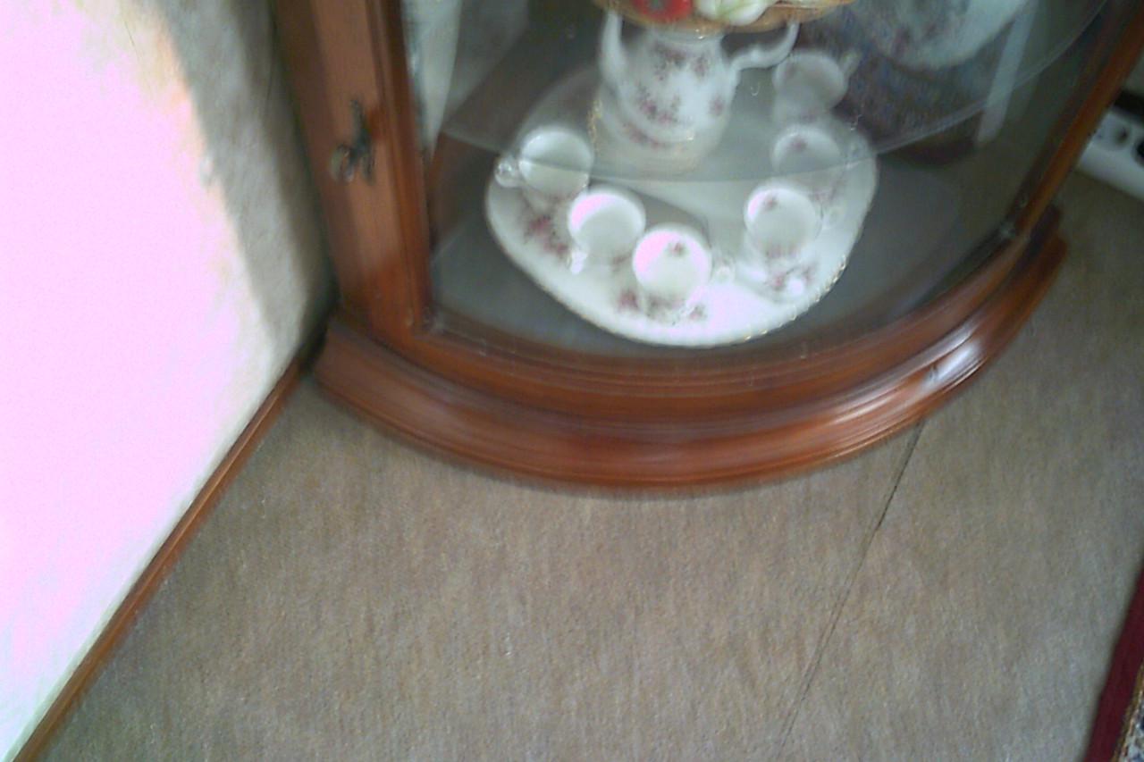 HOEKVITRINE in ronde vorm MET spiegelwanden en dubbele verlichting.