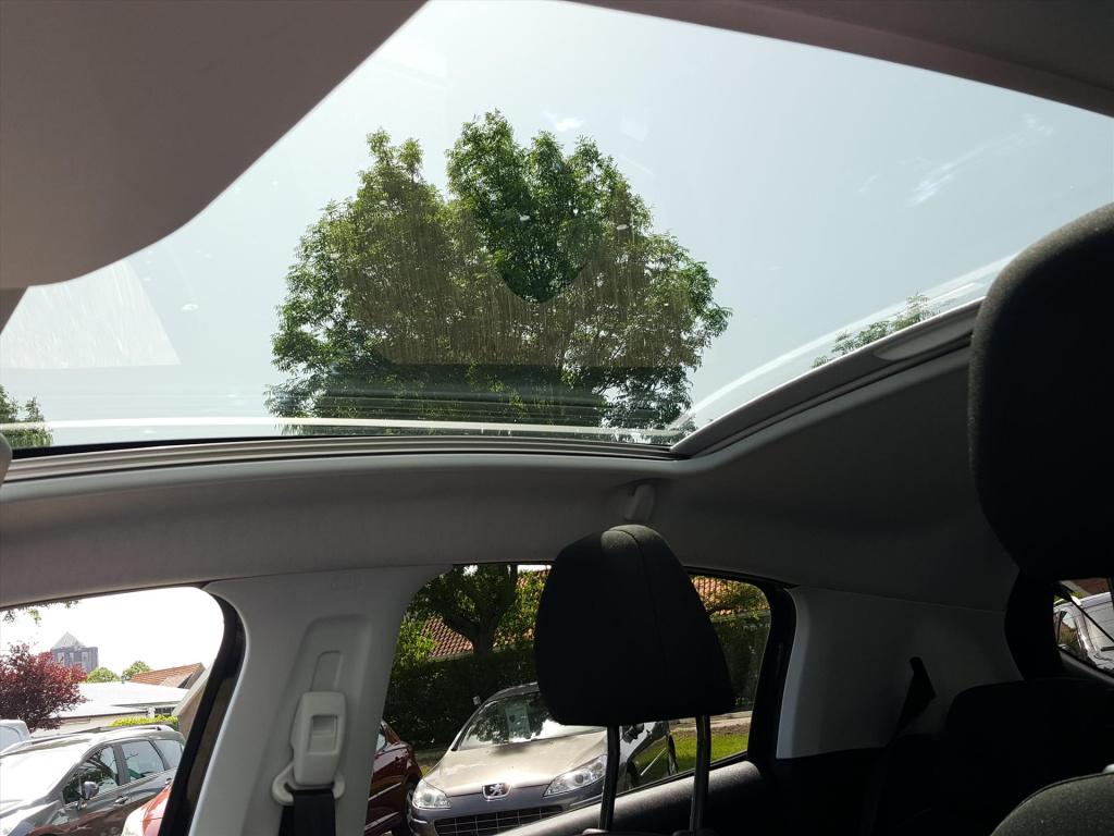 Peugeot 208 blue l. allure 1.5 bluehdi-100pk apple carplay & android auto |
