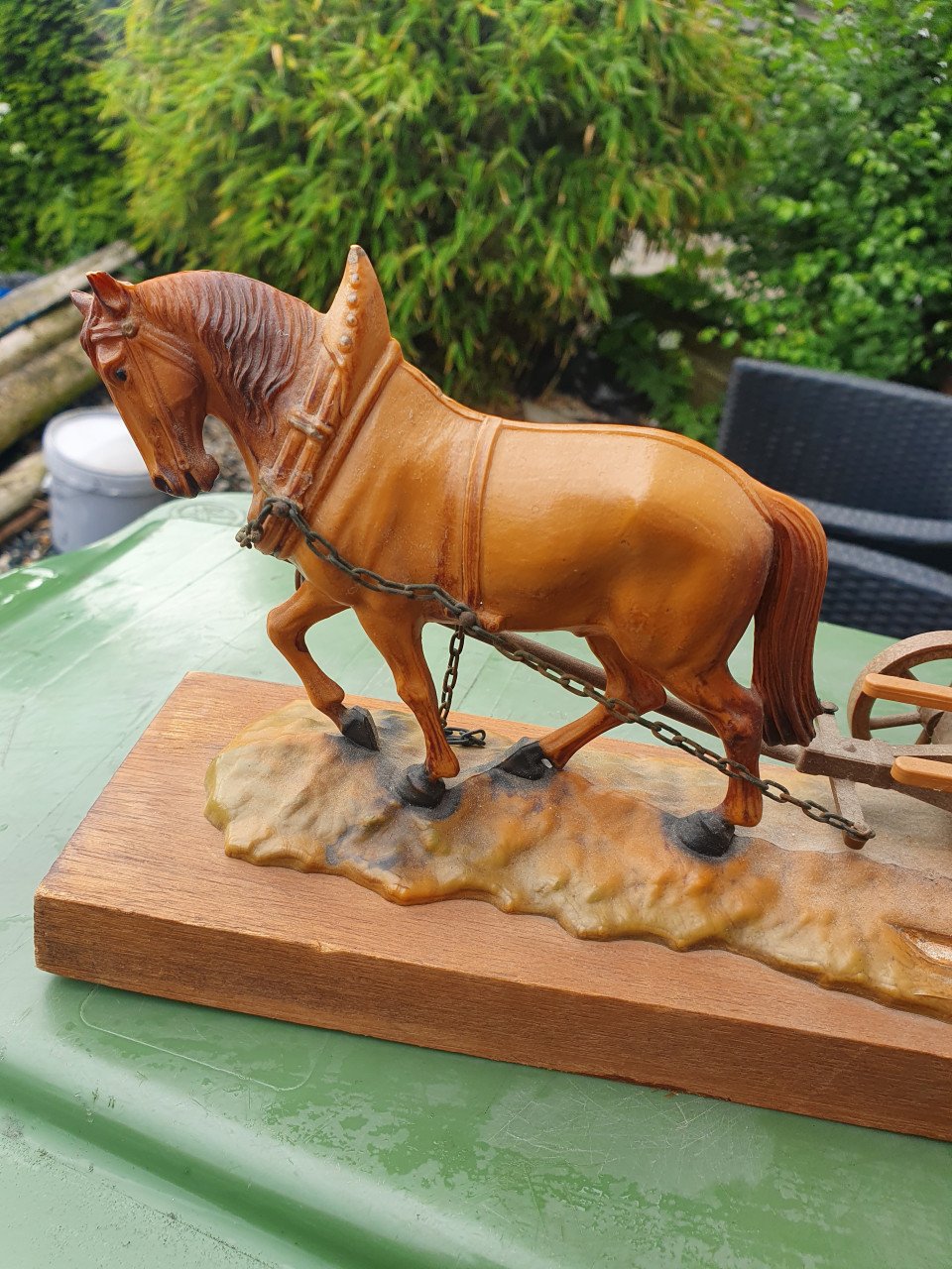 Leuk groot vintage paard met koets, houten sokkel aangeboden....