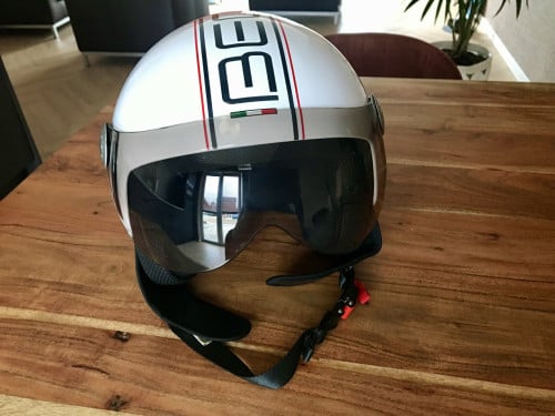 Helm voor scooter, brommer merk Beon  maat L 59