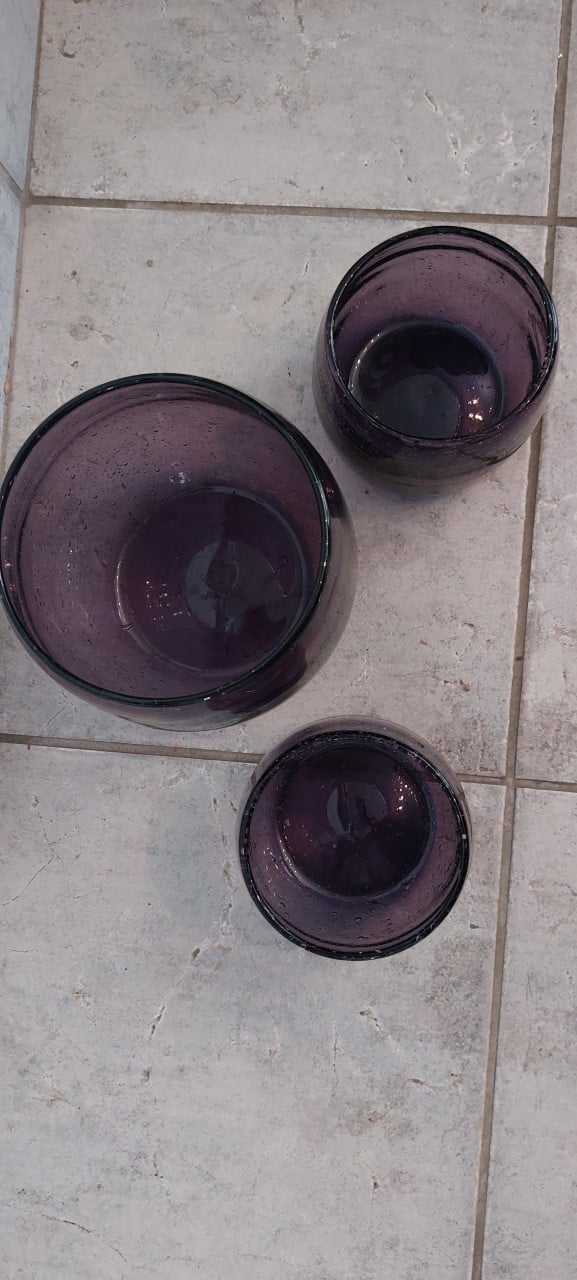 Drie paarse glazen sfeerlichten