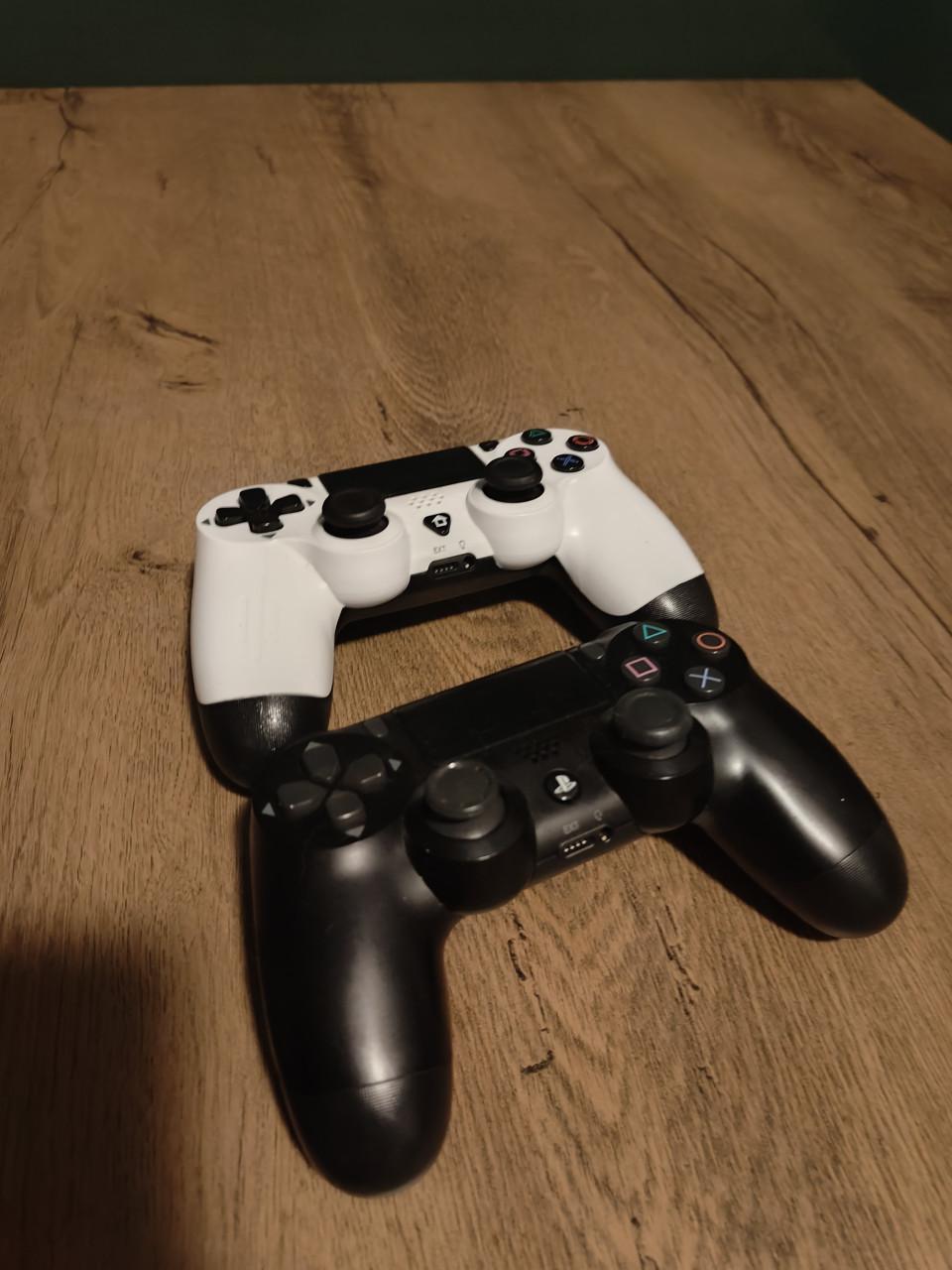 Playstation 4 pro incl 2 controllers