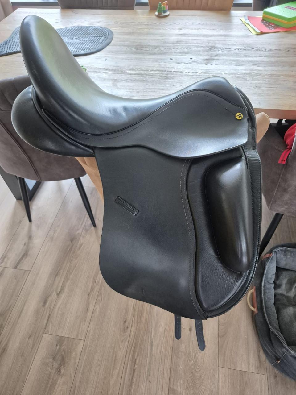 Dressuurzadel Anatomica Cygnus short roll, 18 inch