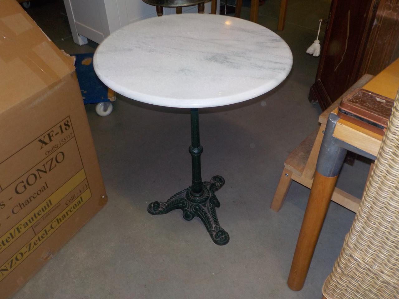 Bijzet tafel met een soort marmeren blad en metalen onderstel in zeer goede