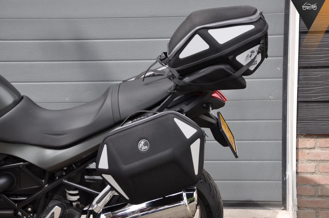 BMW R1200R 2012 met 33200 kilometers!