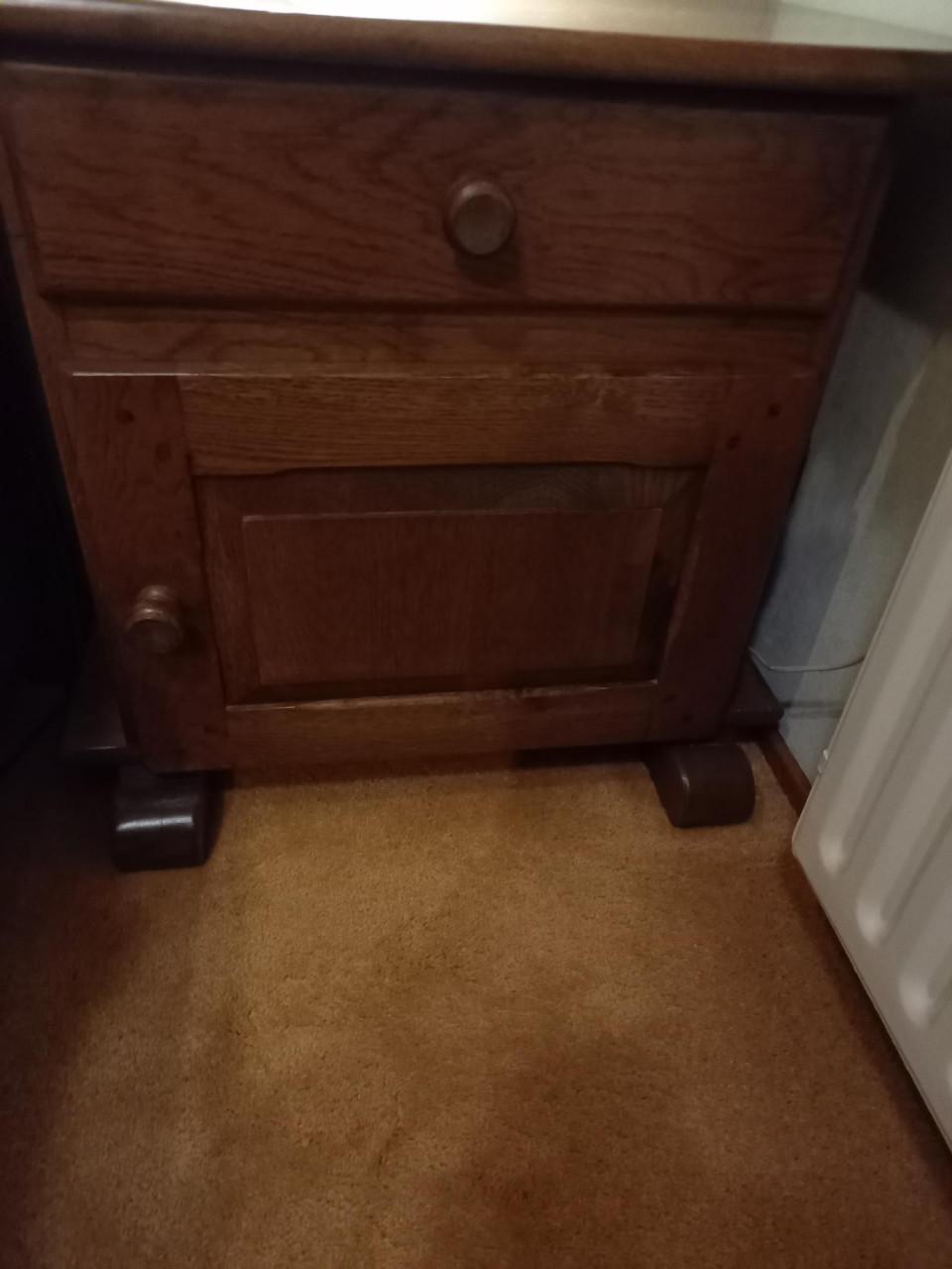 2 donker eiken nacht kastjes  10 euro