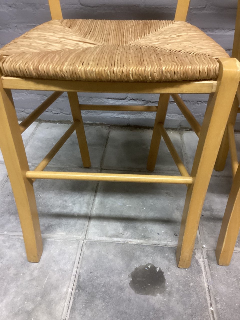 2 stoelen met rieten zitting