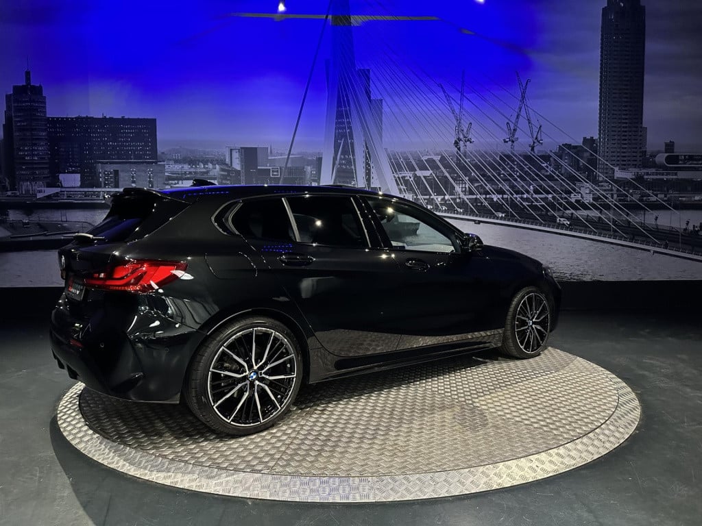 BMW 1 Serie 118i high executive *m-pack*pano*harmankardon*m-technic stoelen