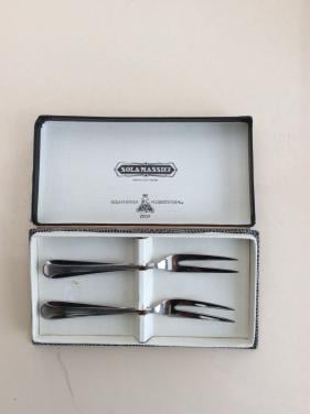 2 vleesvorkjes.     Merk: Sola Massief.