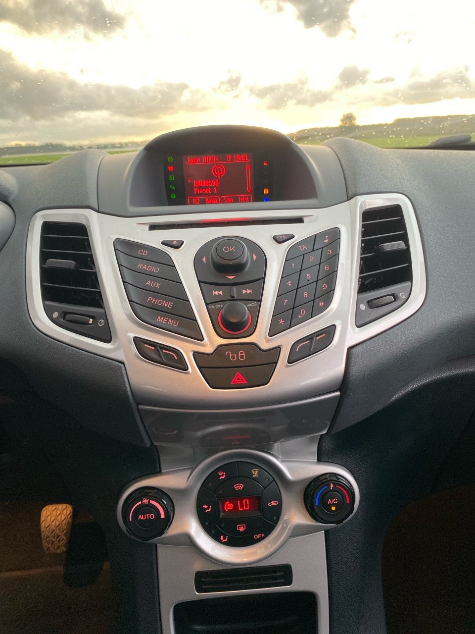Erg nette Ford Fiësta Titanium 1.6 Ti-vct 5DR slechts 130.000km