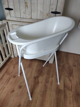 Fijn babybadje met standaard (HEMA)