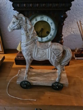 Brocant / vintage hout paard met wieltjes