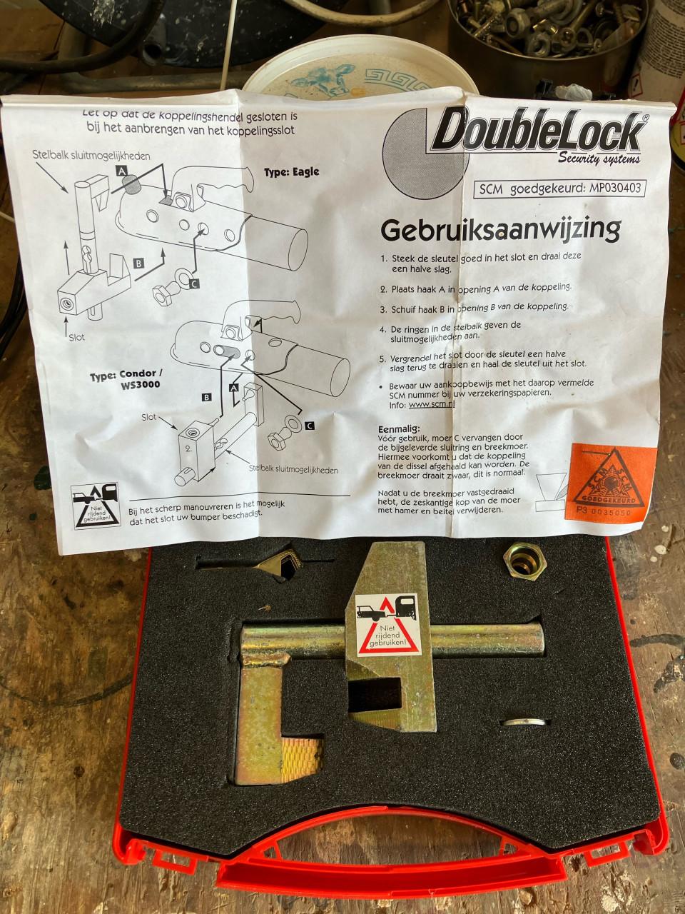 Diverse disselsloten en wielklemmen.