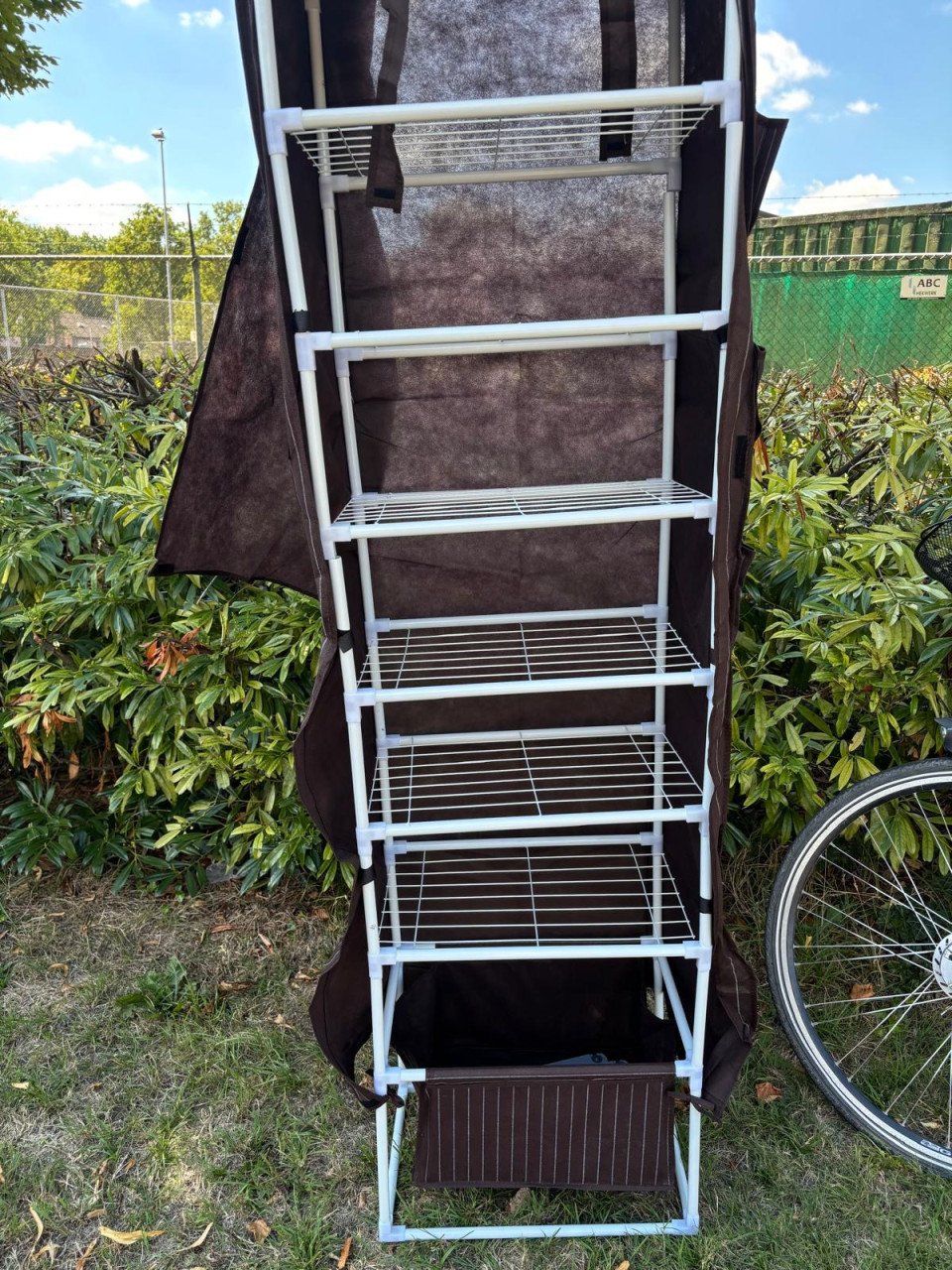 Splinternieuwe legkast met zwart-wit gestreepte stof met vakken!!