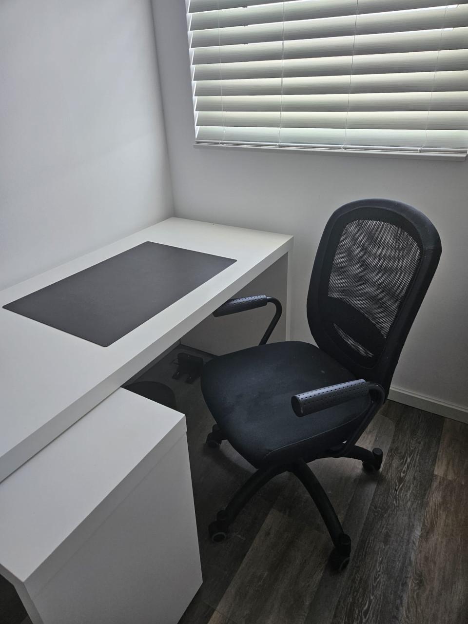 Bureau met bureaustoel en accessoires