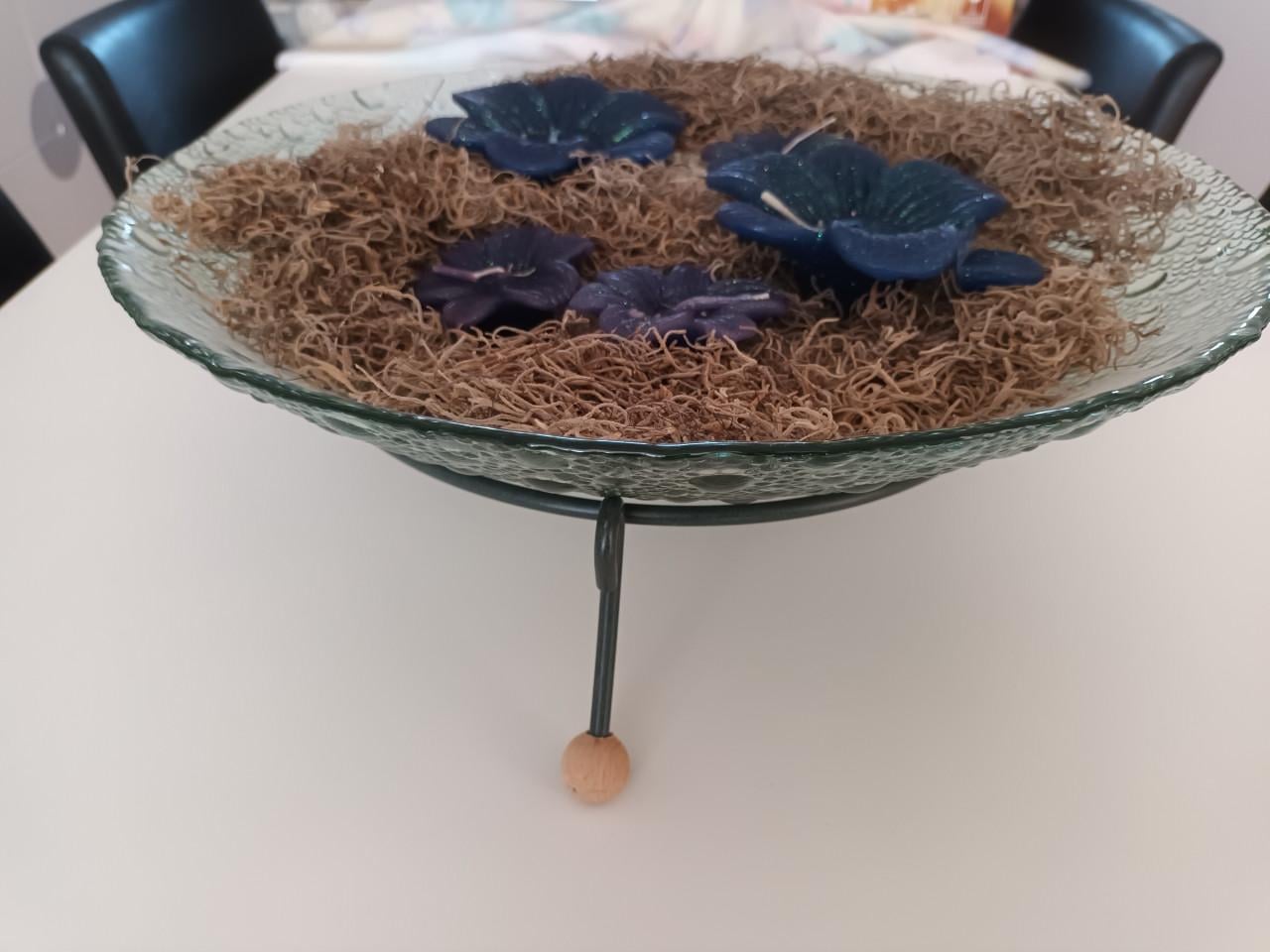 Decoratieve schaal met decoratieve groen kaarsen