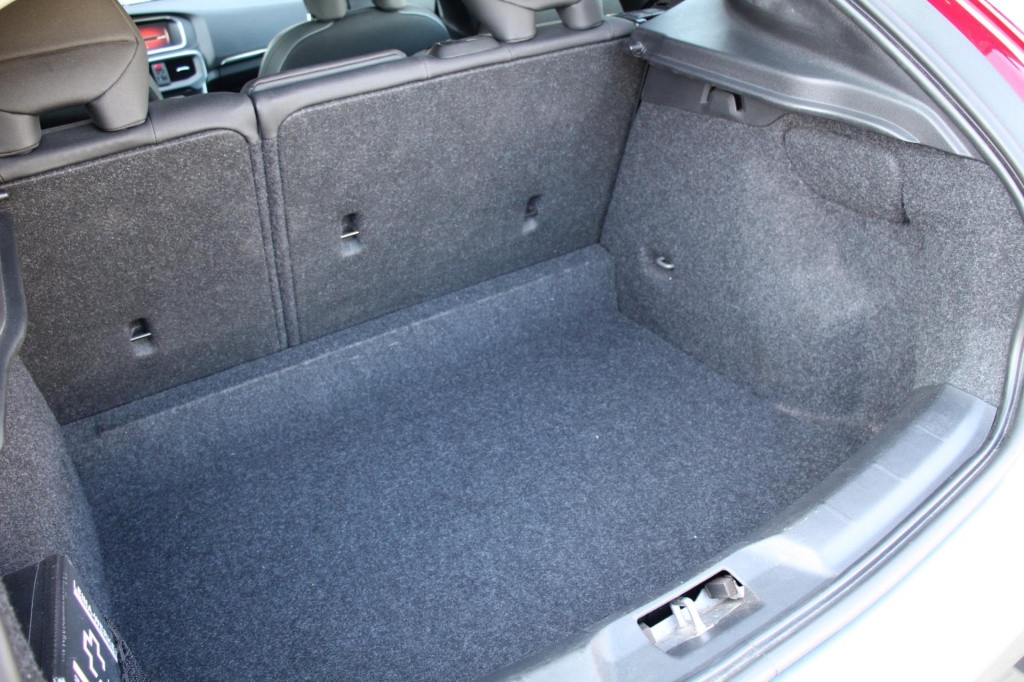 Volvo V40 1.5 t2 momentum automaat - pdc rondom + camera - full led - navi 