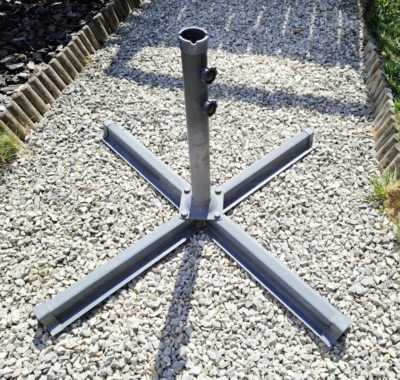 Zweefparasol met bijbehorende voet, tegels en hoes