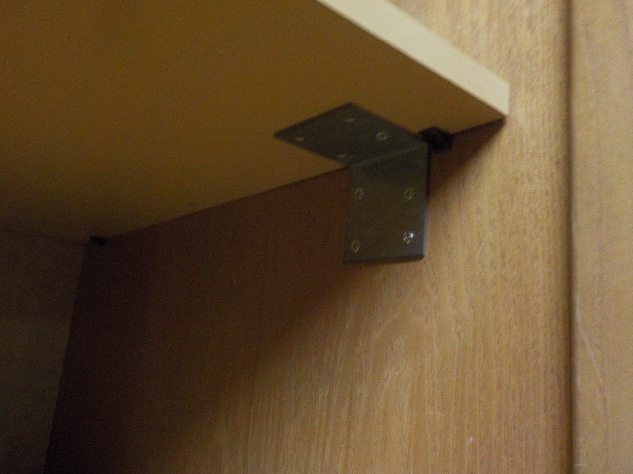 Mooie kwaliteit kleerkast blank eiken in goede staat . met 3 schuifdeuren