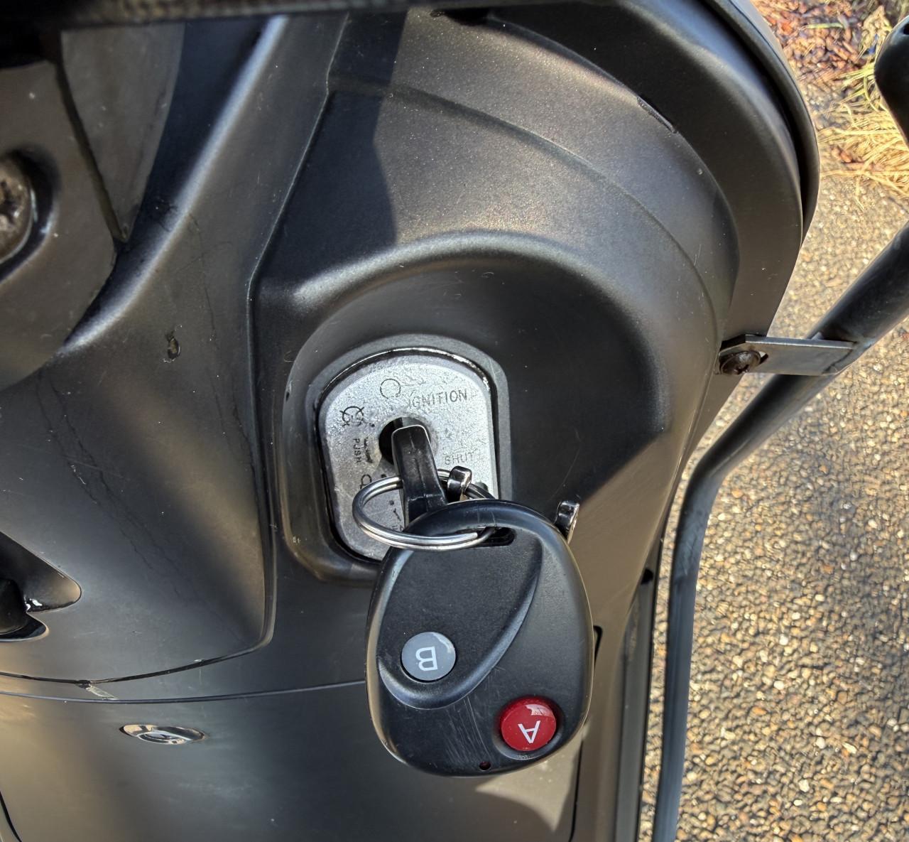 La Souris Sourini Special Edition Matt Black Geel kenteken