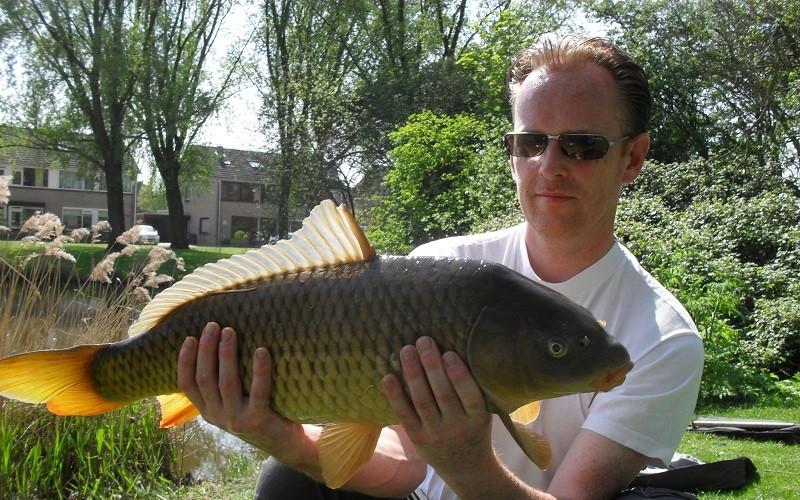 Voor maar € 17,50 een jaarvergunning met 2 hengels bij Jos en Jolanda