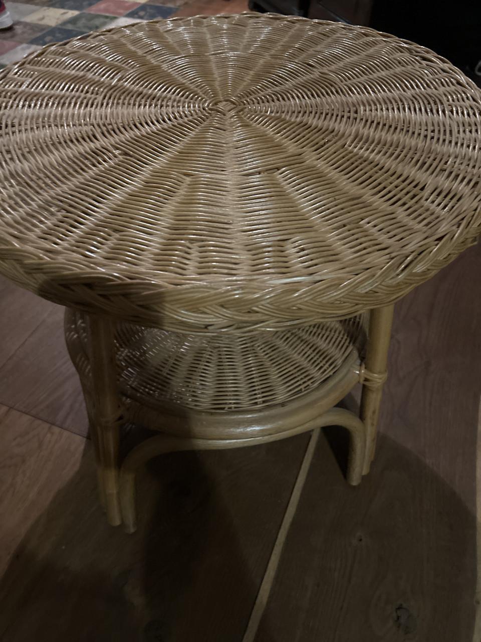 Rieten bijzet tafeltje