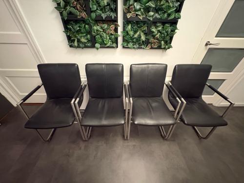 4 Luxe zwarte lederen stoelen met armleuningen – slede onderstel