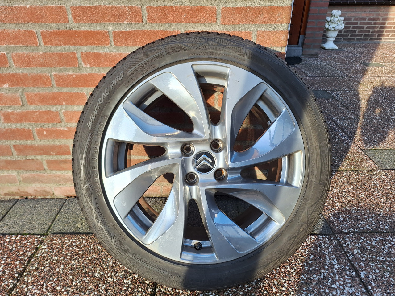 Winterbanden op velg 235/45 R18