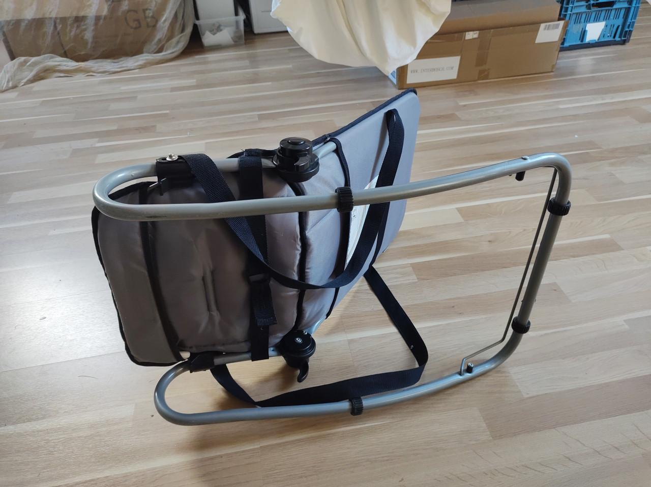 Keurig net kinderzitje of wipstoeltje.