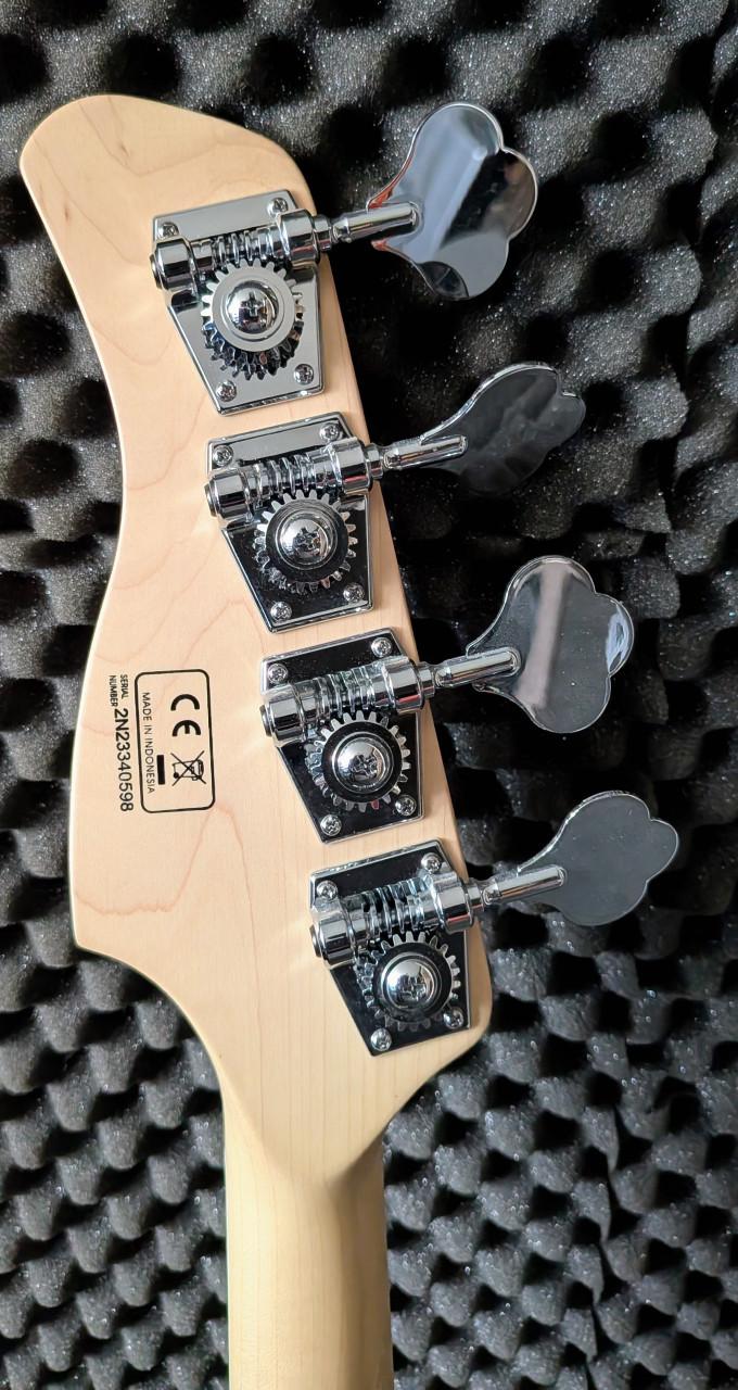 Sire V7 Marcus Miller fretless bassguitar, zwart met rode slagplaat