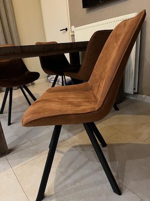 Mooie eettafel + 4 stoelen met zwarte poten