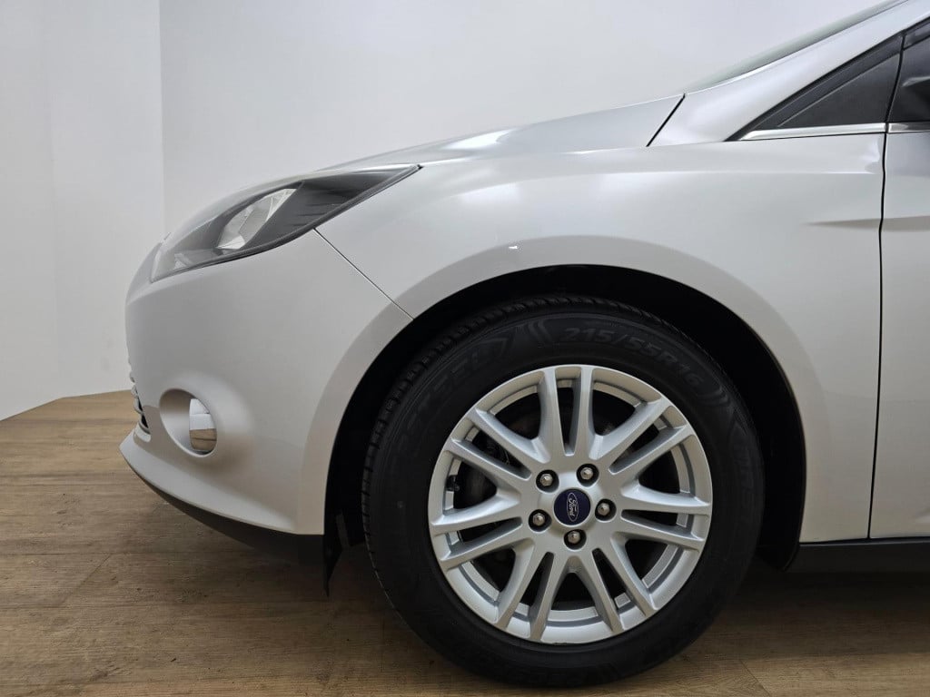 Ford Focus wagon stationwagen titanium luxe versie met cruisecontrol en blu