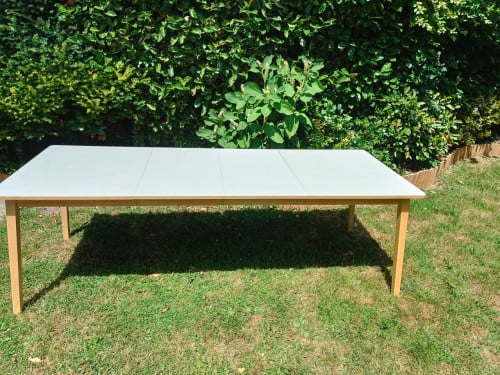 Uitschuifbare eettafel van 140 x 90 cm tot 233 x 90 cm.