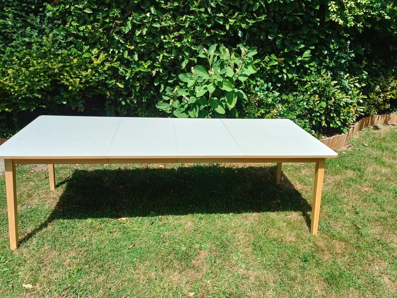 Uitschuifbare eettafel van 140 x 90 cm tot 233 x 90 cm.