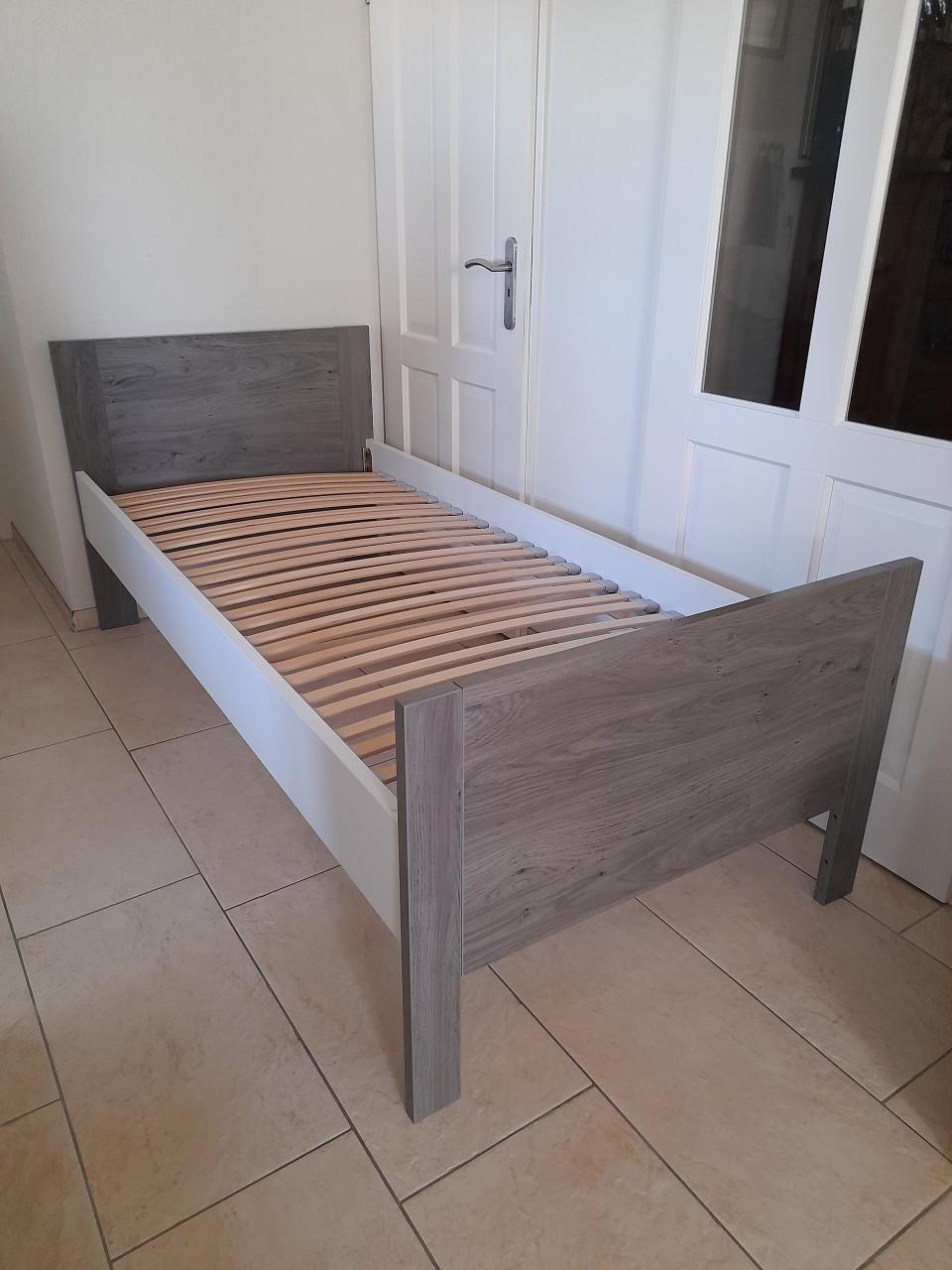 Stevig 1 persoons bed 90 x 200 (in goede nette staat )