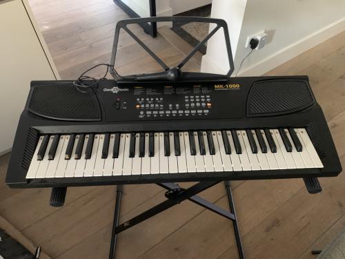 MK-1000 54-Toets Draagbaar Keyboard van Gear4music Incl standaard