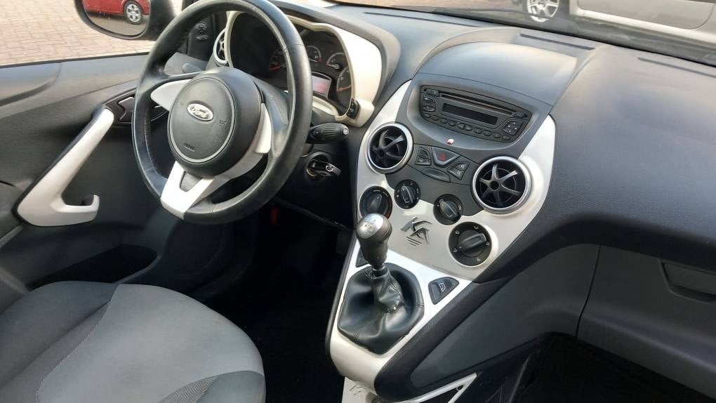 Ford Ka 1.2 Titanium X bj:2010 airco lm-velgen