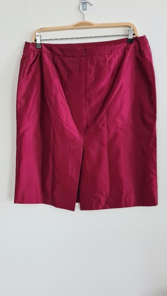 RENA LANGE: Nieuw robijnrood mantelpak maat 44/46 € 2.650,–