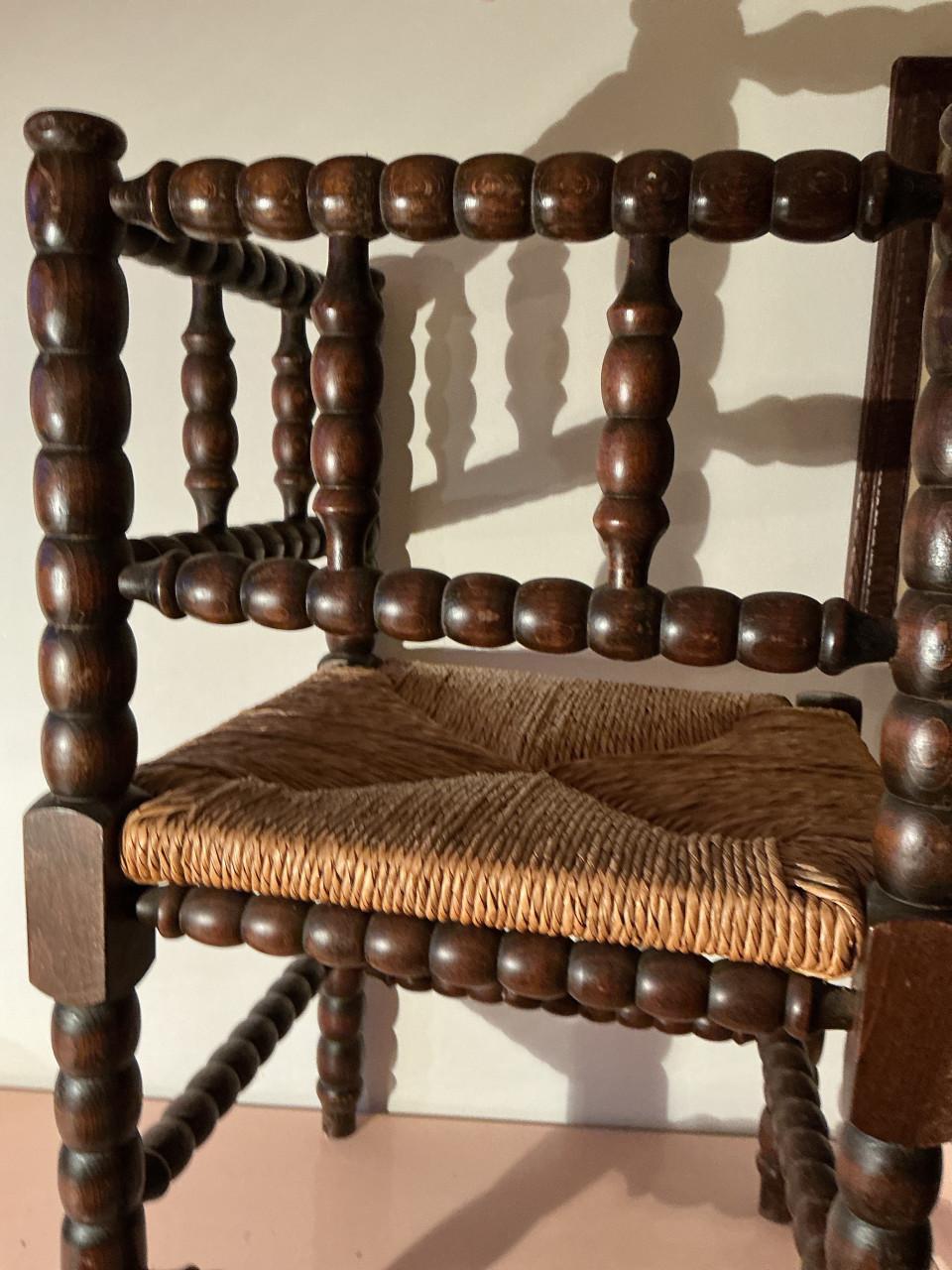 Hoekstoeltje met gedraaide poten en rieten zitting ( antiek )